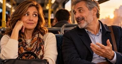 Duas pessoas maduras conversam durante um trajeto de ônibus