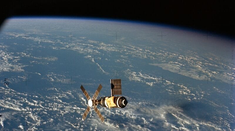 Estação espacial Skylab em órbita, fotografada sobre a Terra em fevereiro de 1974. Imagem à distância.
