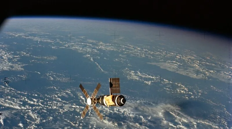 Estação espacial Skylab em órbita, fotografada sobre a Terra em fevereiro de 1974. Imagem à distância.