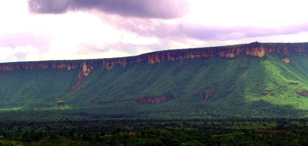 Paisagem da Serra Geral de Goiás, em Taguatinga, Tocantins, com formações rochosas e vegetação do Cerrado.
