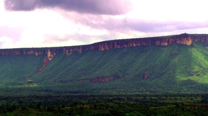 Paisagem da Serra Geral de Goiás, em Taguatinga, Tocantins, com formações rochosas e vegetação do Cerrado.